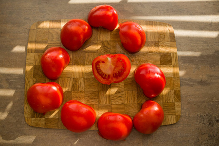 红番茄片桌背景爱心图片图片