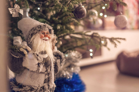 圣诞老人站在装饰好的圣诞树下图片
