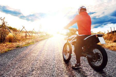 比赛 发动机 摩托车 车辆 男人 摩托车手 轮廓 太阳 驱动