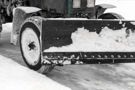 清扫积雪的拖拉机铲斗图片