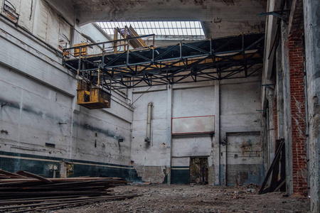旧废弃的工厂内部.空荡荡的废车间照片