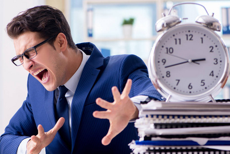 没能一个商人拿着巨大的时钟没能按时完成任务照片