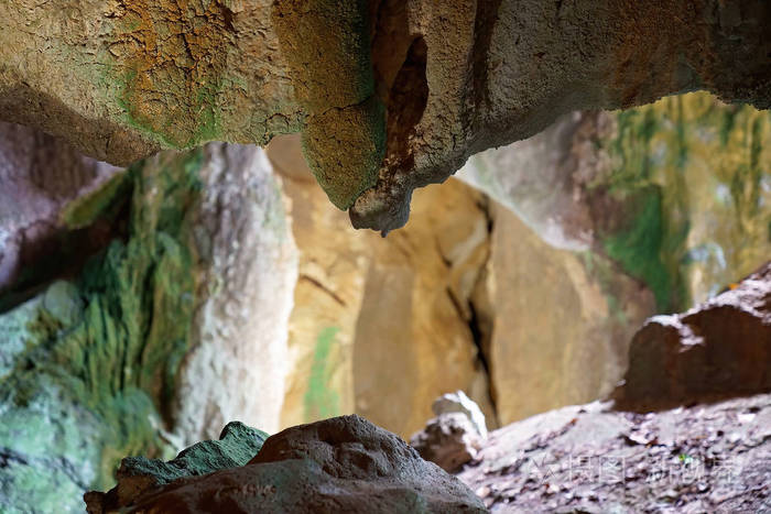 在澳大利亚摩羯座的洞穴里，光线很暗