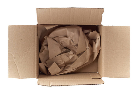 打开空的方形棕色纸箱，用于运输和包装