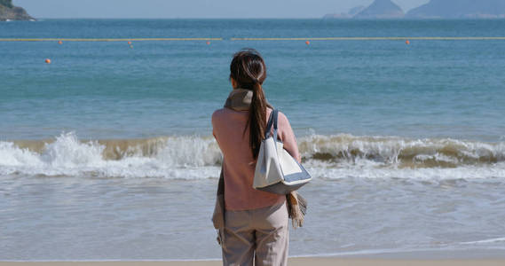 女人在冬天看海