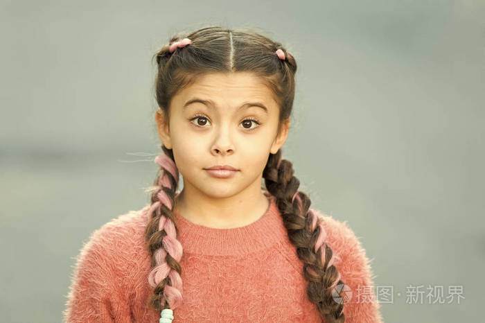 梳着辫子的女孩,粉色的卡内卡隆.美发沙龙.别致的样子.辫子美人.