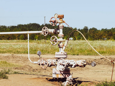 油井井口装置.石油生产照片