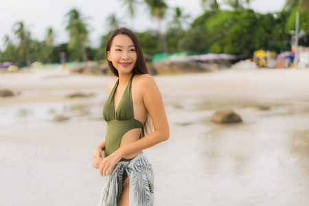 美丽的亚洲女性肖像美丽的微笑在热带放松