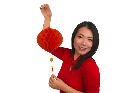 yoiung快乐美丽的亚裔朝鲜族女子，身着传统的红色礼服，手持灯笼兴奋地庆祝中国新年，在白色背景下孤立的中国文化理念