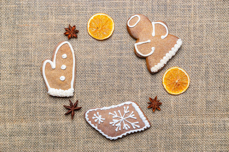 圣诞节自制姜饼饼干。庆祝烹饪冬季概念。新年和圣诞节明信片或请柬