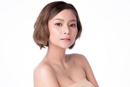 年轻美丽的亚洲女人，皮肤干净清新。面部护理，面部护理，白底，美容化妆品概念