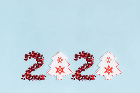 新年和圣诞作文。2020年日期。淡蓝色背景上的相框。俯视图，平放