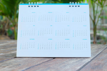 木桌上的特写日历。