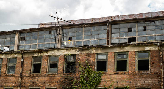 废弃的工厂仓库，窗户破了，盖上了g
