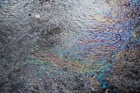 雨后沥青路面油渍照片