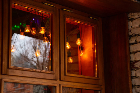 金色的百叶窗圣诞灯挂在房子的晚窗上照片