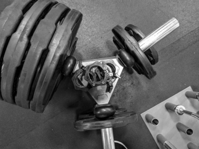 行的金属哑铃图片