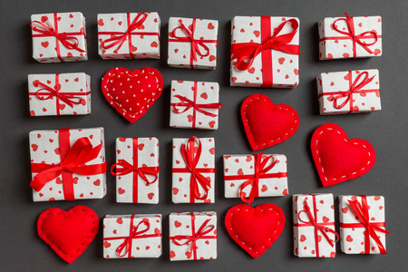 节日白色礼盒和红色织物心形图案的组合。情人节概念