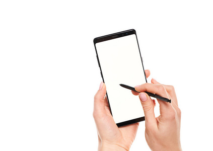 在黑色智能手机空白屏幕上用手写笔工作的女性双手，现代无框设计隔离在白色背景上