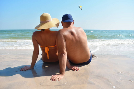 海滩上的情侣。一起浪漫的旅行。爱在海边。美女和有钱人在一起。