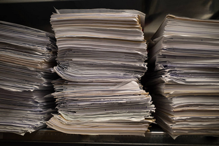 在档案馆里,书架上堆满了堆积如山的文件照片