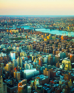 曼哈顿摩天大楼鸟瞰图和布鲁克林纽约反射