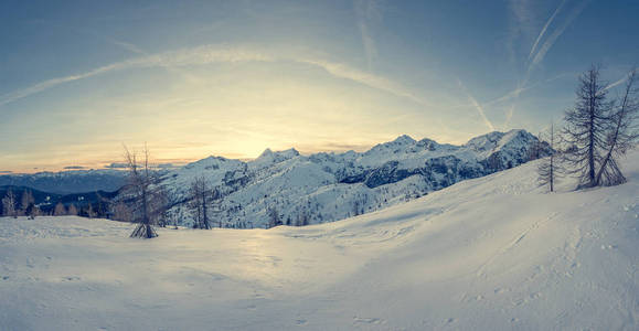 壮丽的冬季山脉日落时的全景。
