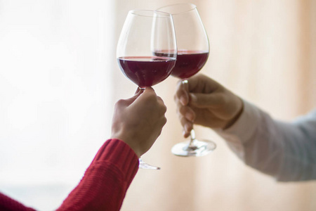 一个男人和他的女朋友在咖啡馆喝酒.桌上的红玫瑰.情人节概念.照片