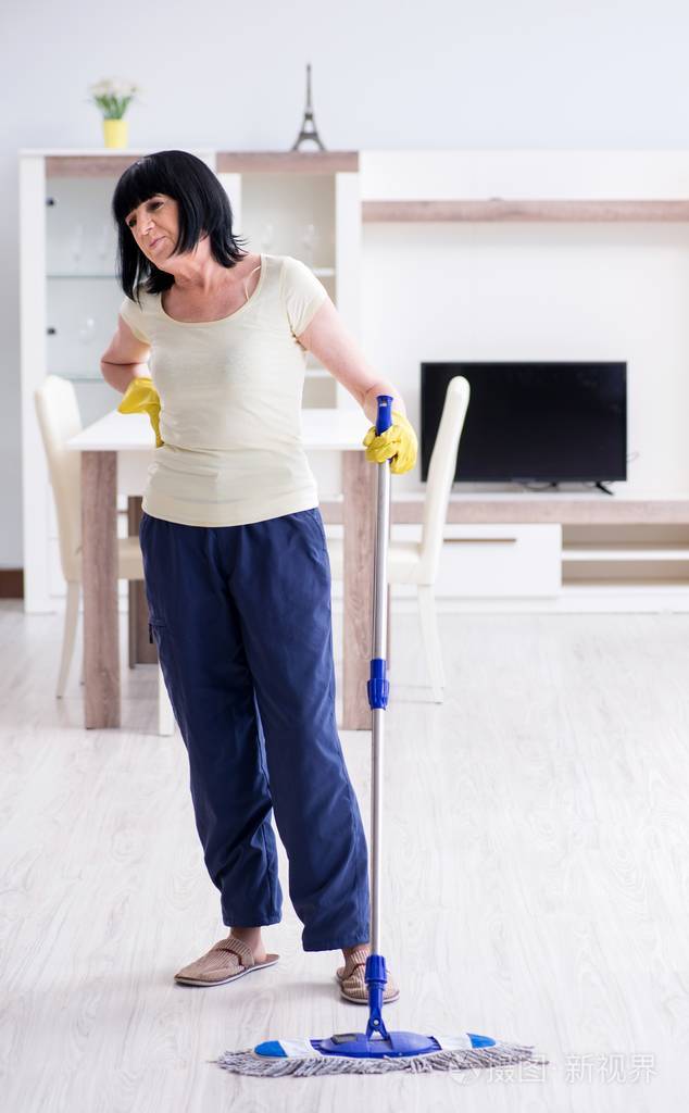 老太太做家务累了