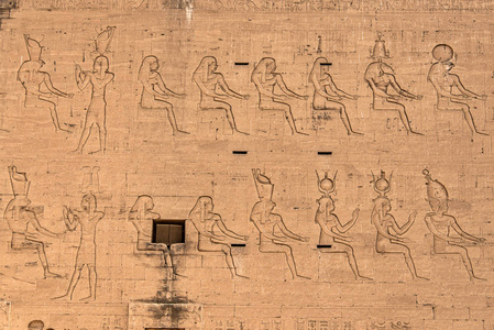 古埃及建筑遗址。埃及埃德夫荷鲁斯神庙的象形文字和柱子