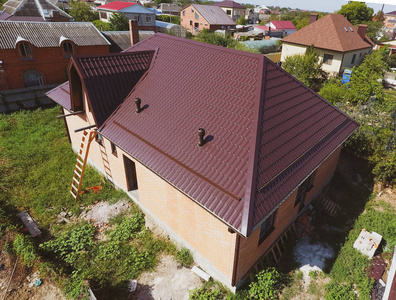 有新金属屋顶的房子。瓦楞纸板的屋顶。金属型材波纹屋顶