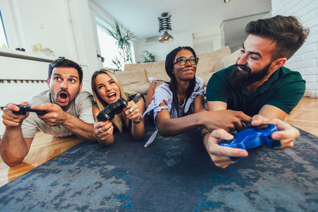 一群在家玩电子游戏的朋友。