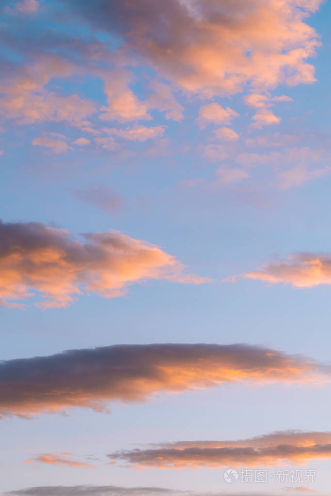 太阳升起时天空呈现粉红色和蓝色