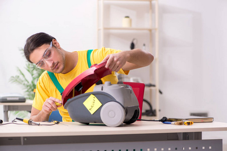 修理工修理吸尘器照片