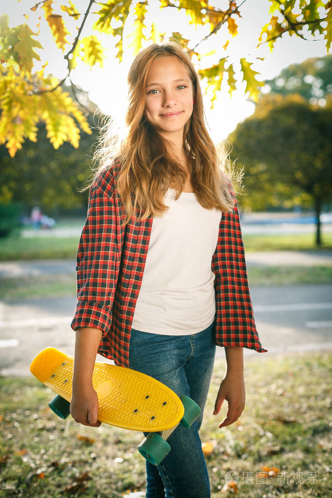 lifestyleoutdoorportraitofyoungsmilingteenagegirlwitha