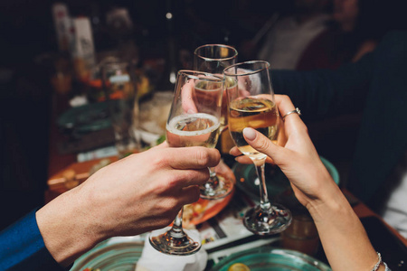 碰杯喝酒图片