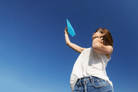 梦想纸飞机图片