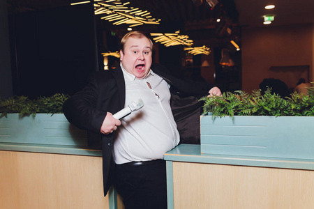 那个胖子因为大肚子而夹在家具中间.照片