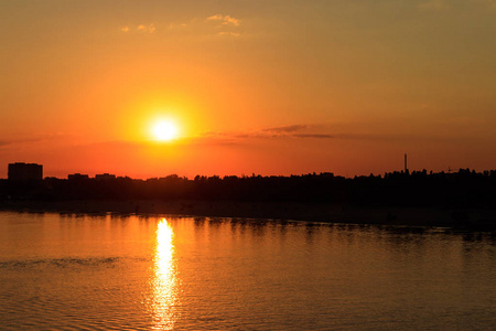 乌克兰克雷门舒格市第聂伯河上的橙色夕阳