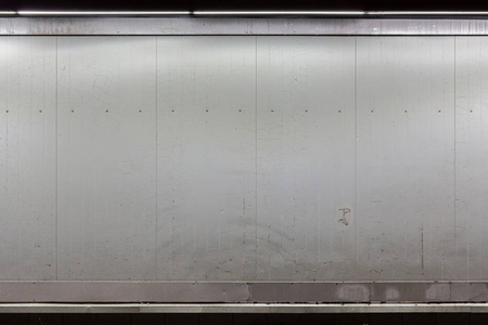 一堵白墙,上面有旧漆,晚上从上面照出来照片