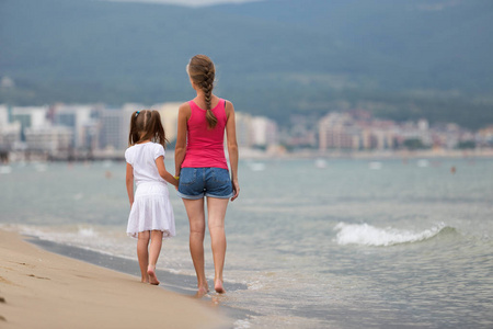 母女俩在海边散步