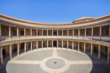 西班牙安达卢西亚格拉纳达查理五世宫殿的圆形庭院和双柱廊