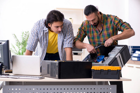 it实验室致力于硬件问题的it工程师照片