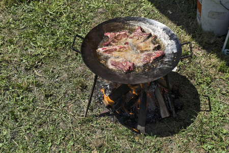 盘子里的烤肉