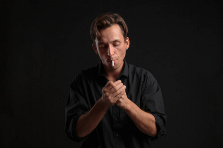 吸烟外国人忧郁图片