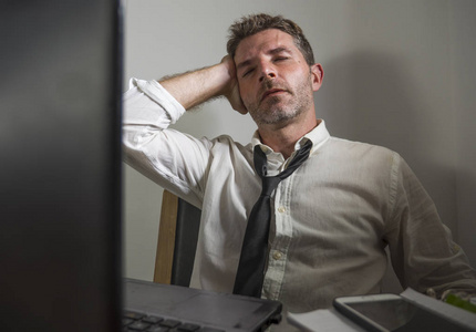 公司业务工作压力年轻绝望和沮丧的商人工作压力大，在办公室电脑桌上不知所措悲伤沮丧