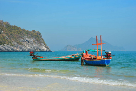 海滩上有船的风景。水面上五颜六色的木船。热带海滩和渔船。