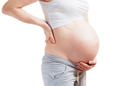 怀孕的年轻女人大肚子在白色背景特写