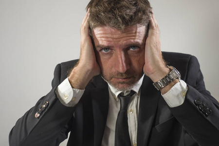 心烦意乱,坐在办公室电脑桌旁,心情沉重,心情沮丧照片