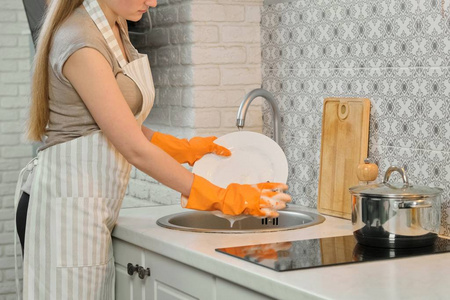 洗碗可爱的年轻夫妇拿着装满洗涤剂和海绵的篮子,粉红色的背景清洗